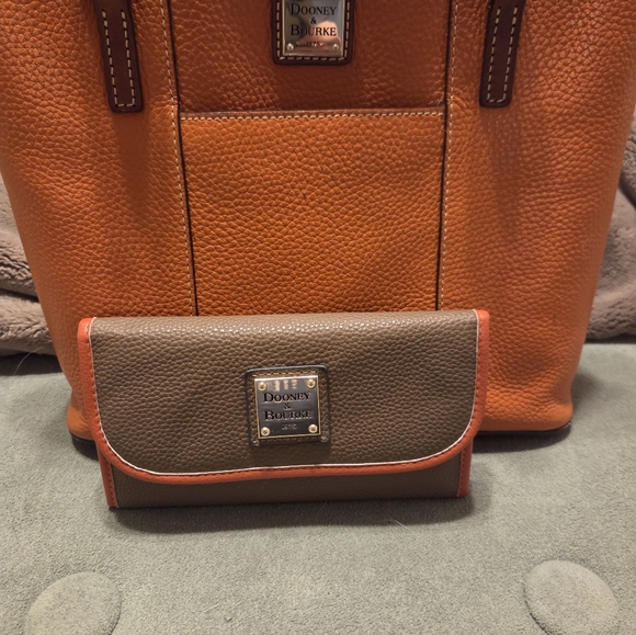 Dooney & Bourke Vibrant Orange Tote 50.00 - Picture 13 of 15